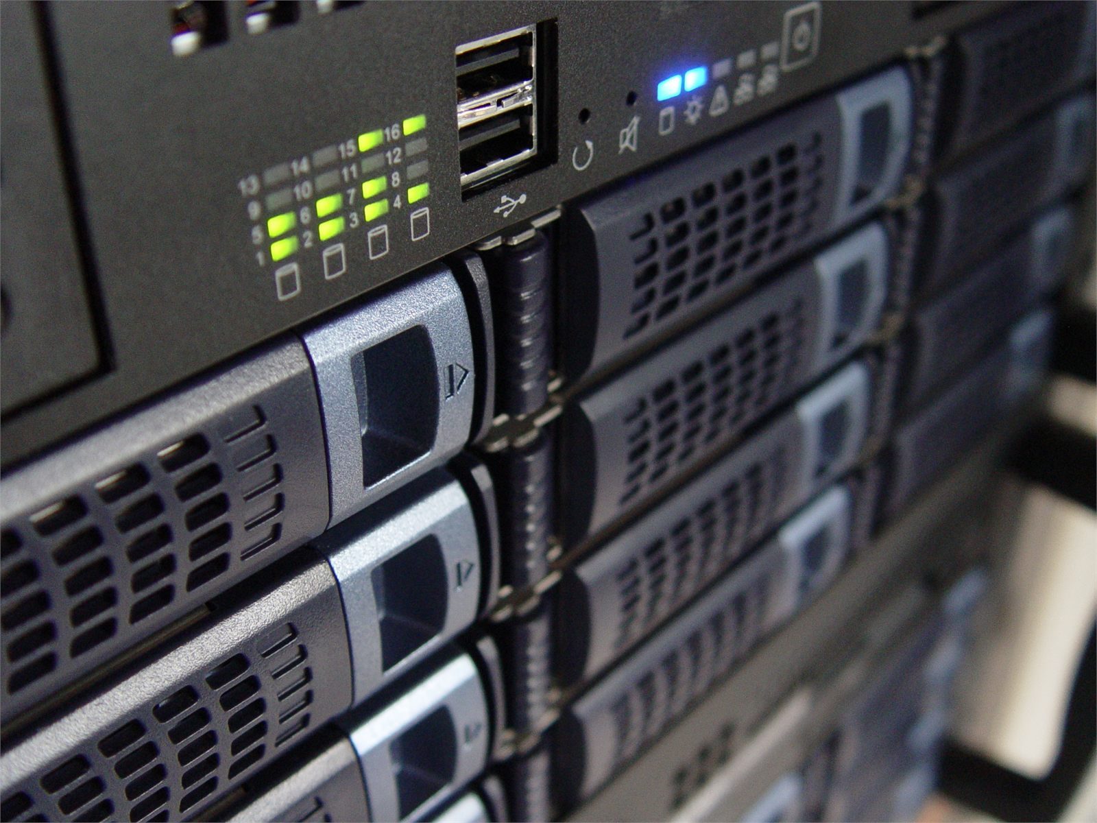 Servergehäuse im Rack mit Statusleuchten